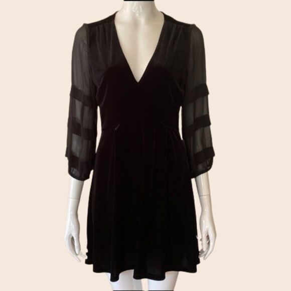 BCBGeneration Dresses & Skirts - BCBGeneration Black Sheer Sleeve Fit & Flare Mini Dress Size Small